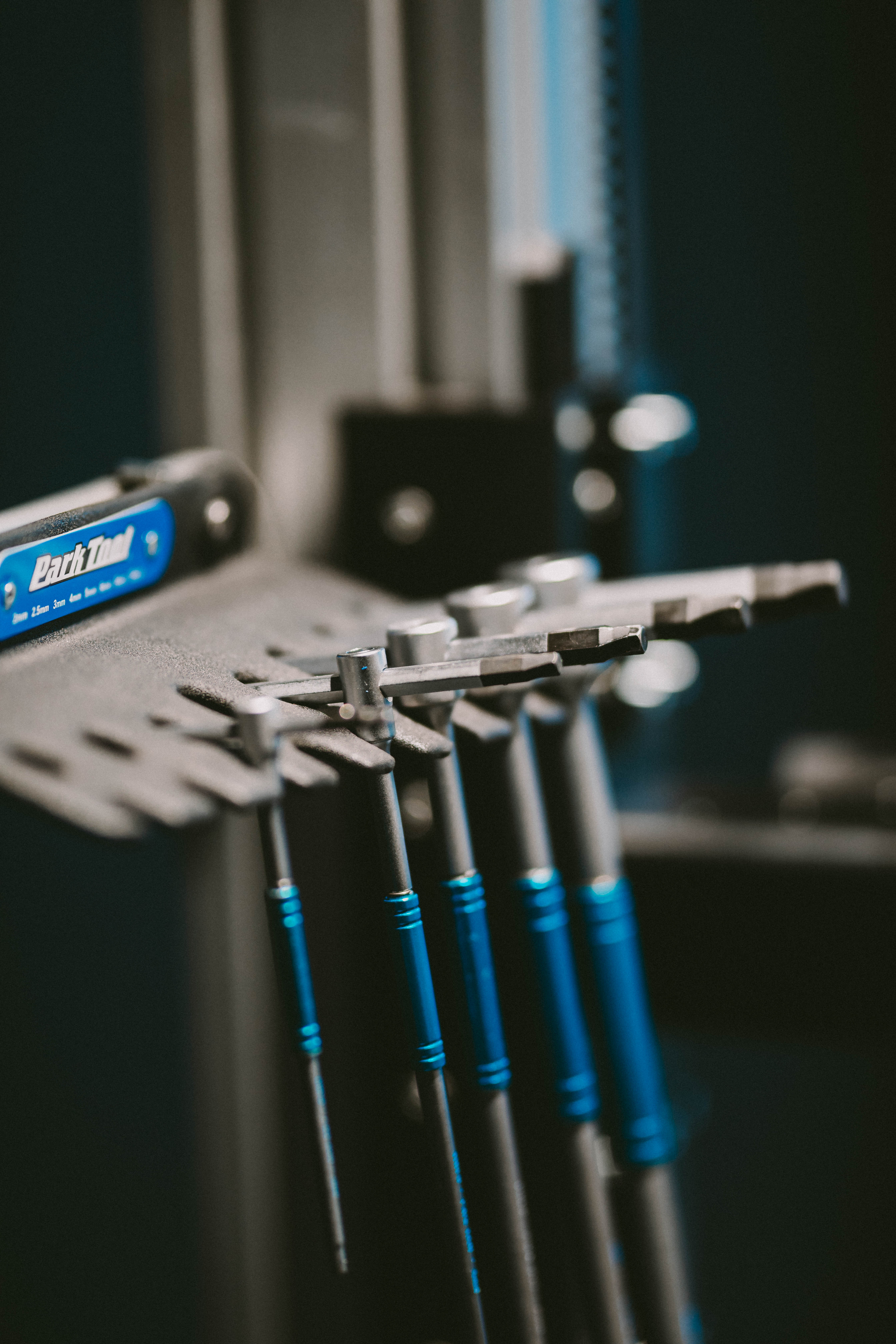 Fahrradmechaniker bei der Arbeit